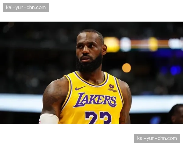 特写：NBA赛场，詹姆斯跨越40000分大关后的平静庆祝