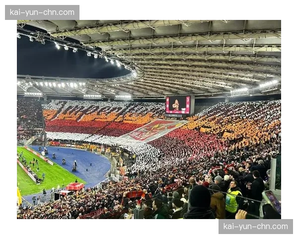 特写镜头：看台球迷打出巨型TIFO，纪念俱乐部成立百年